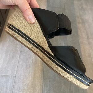 Etienne Aigner sz8 black leather & elastic espadrille sandals very comfy